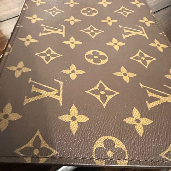 Brand new Louis Vuitton Neverfull Pouch - Picture 7 of 7